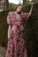 Detalle del Carina Dress en estampado Tucanes Palmeras, con diseño envolvente y lazo en la cintura.