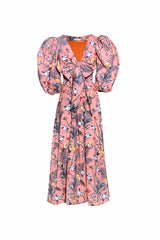 Vista frontal del Carina Dress en estampado Tucanes Palmeras, con escote en V, mangas globo y largo midi.
